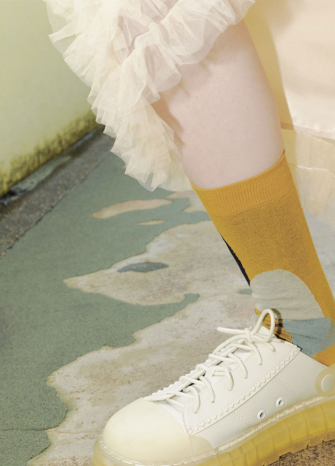 蒼綠疊丘不對稱設計中長襪